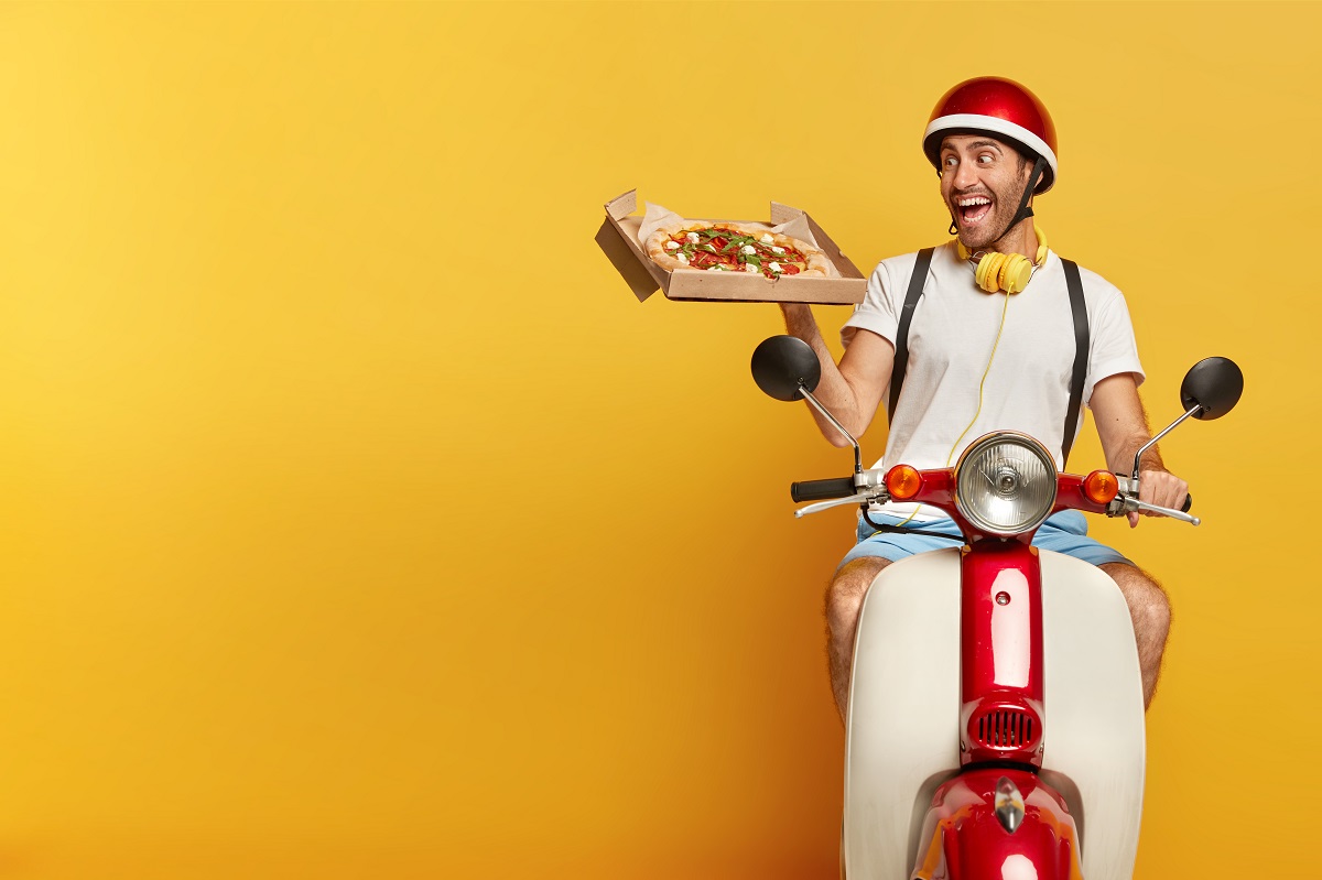 Pizzabezorger op een scooter met een doos pizza